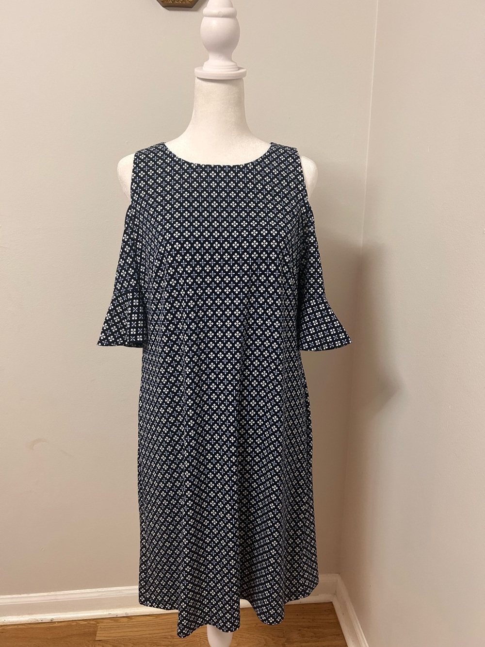 Donna Morgan Women’s Size 6 Navy Blue Geometric Cold Shoulder Shift Dress